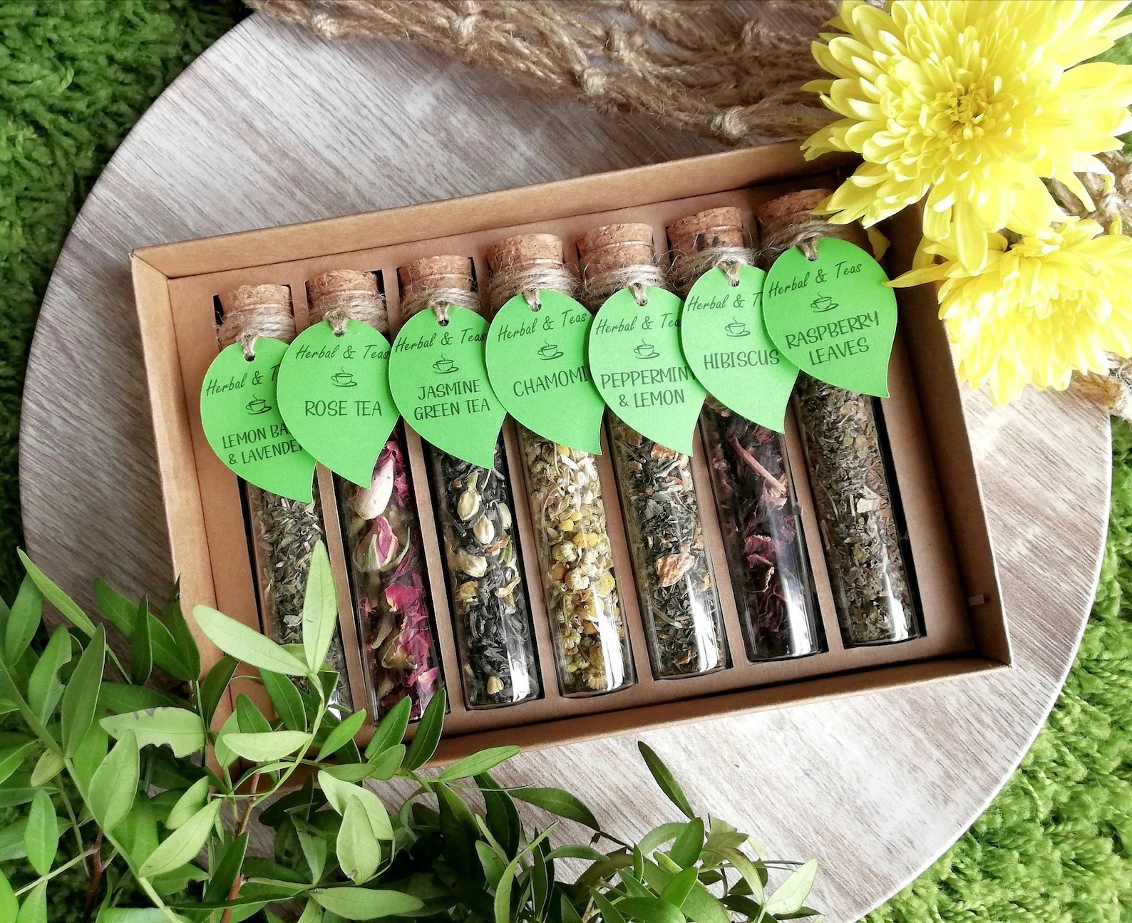 Tea tasting set in a kraft box with green leaf tags